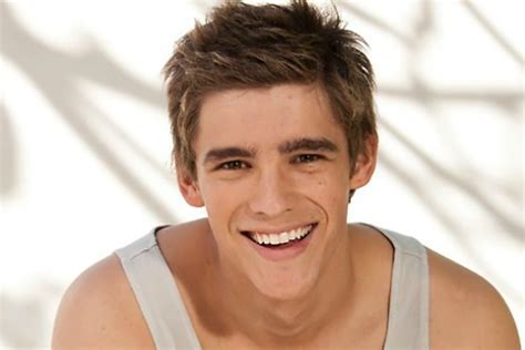 brenton thwaites personal life.